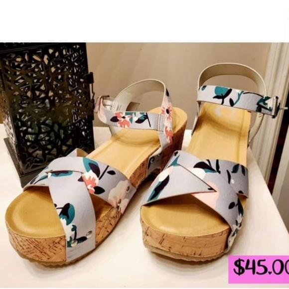 JOURNEE COLLECTION VALENTINA SANDAL, SIZE 8 - Picture 3 of 7